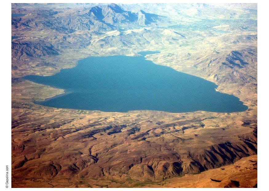 Foto lago en desierto