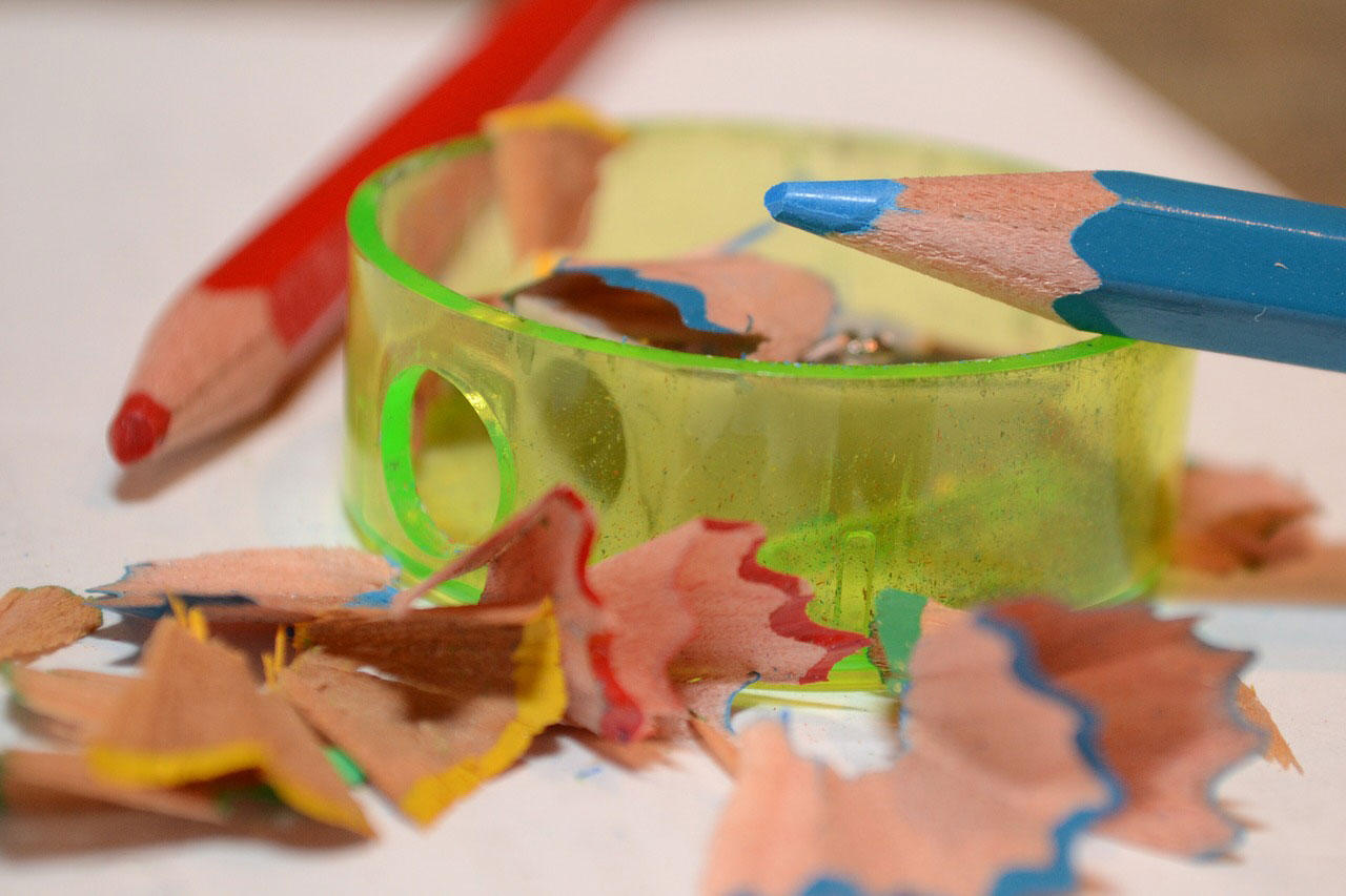 Foto lA¡pices de colores y sacapuntas