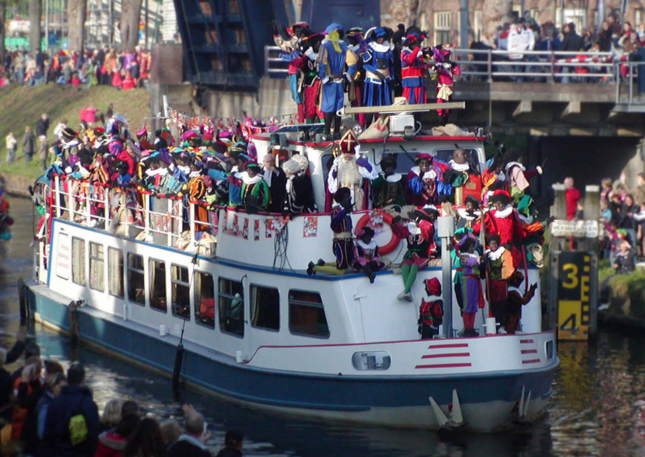 Foto llegada en barco de san nicolA¡s y pieten