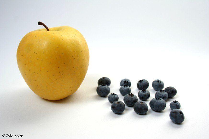 Foto moras negras con manzana