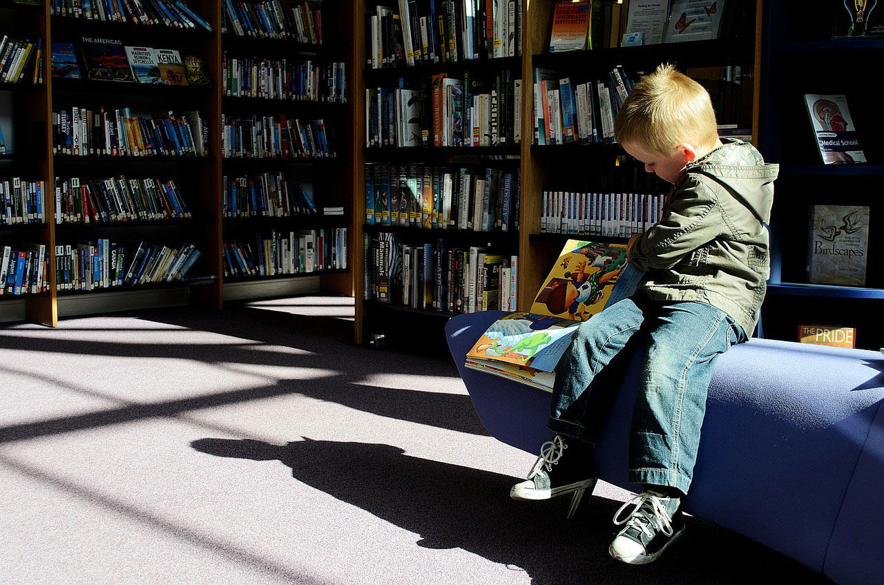 Foto nino en biblioteca