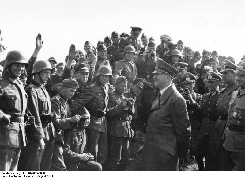 Foto oste - hitler pasando revista a sus tropas