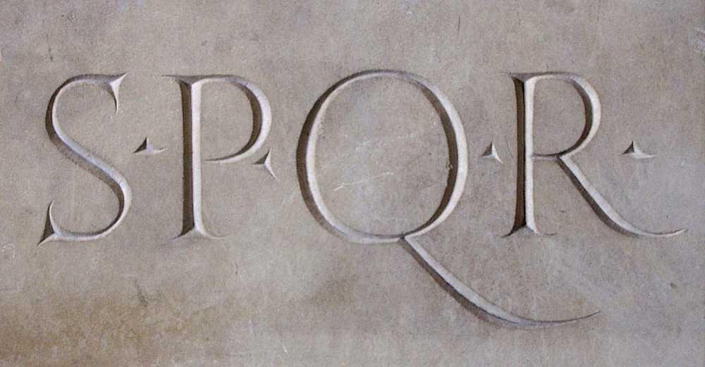Foto piedra spqr senatus populusque romanus