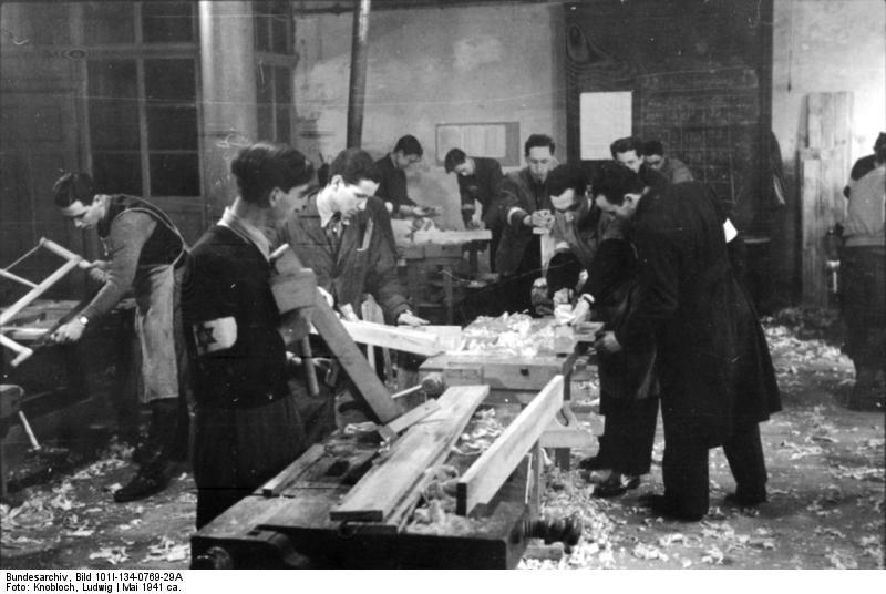 Foto polonia - gueto warschau - procesamiento de madera