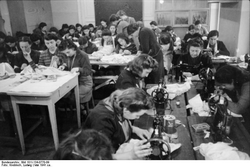 Foto polonia - gueto warschau - taller de costura (2)