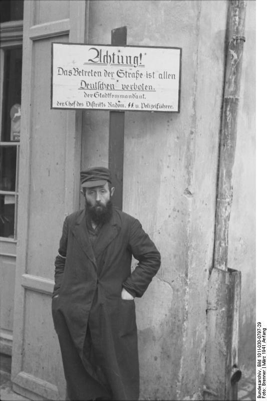 Foto polonia - gueto_radom - judA­o ante cartel de prohibiciA³n