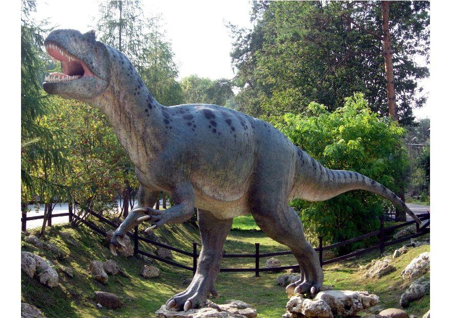 Foto rA©plica de allosaurus