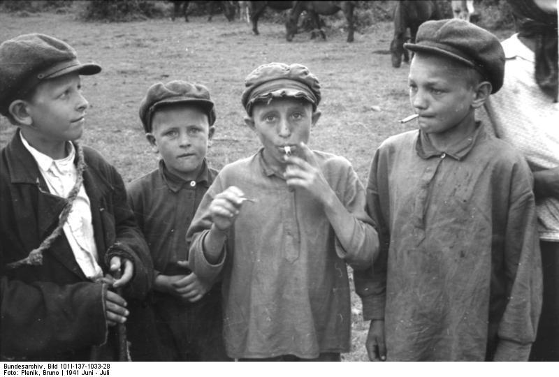 Foto rusia - ninos fumando
