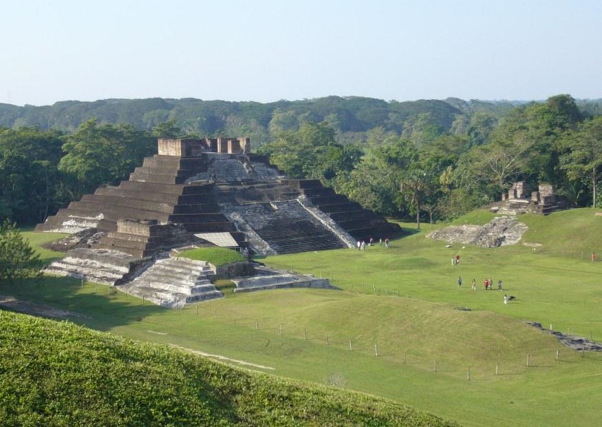 Foto templo maya cornalcaco
