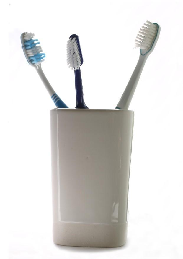Foto tres cepillos de dientes