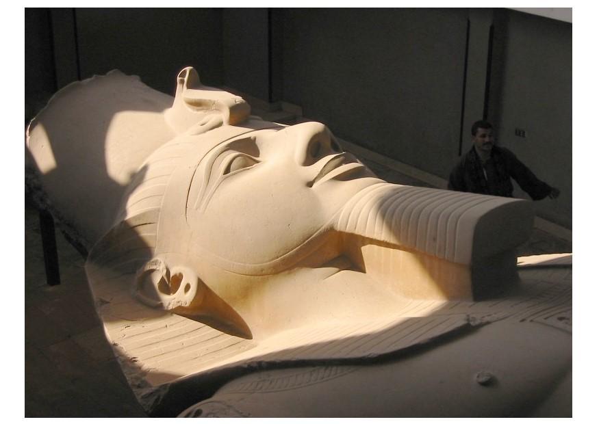 Foto gran estatua de ramses i, memphis