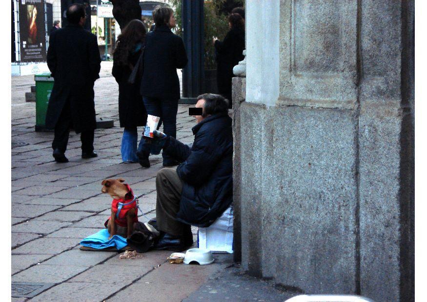 hombre pidiendo en milA¡n Foto hombre pidiendo en milA¡n