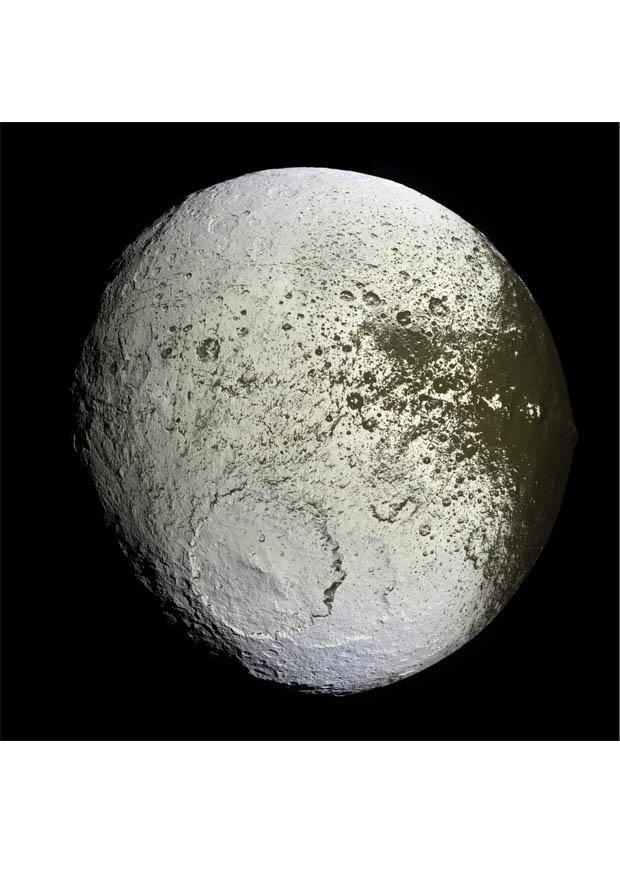 lapetus, luna de saturno Foto lapetus, luna de saturno