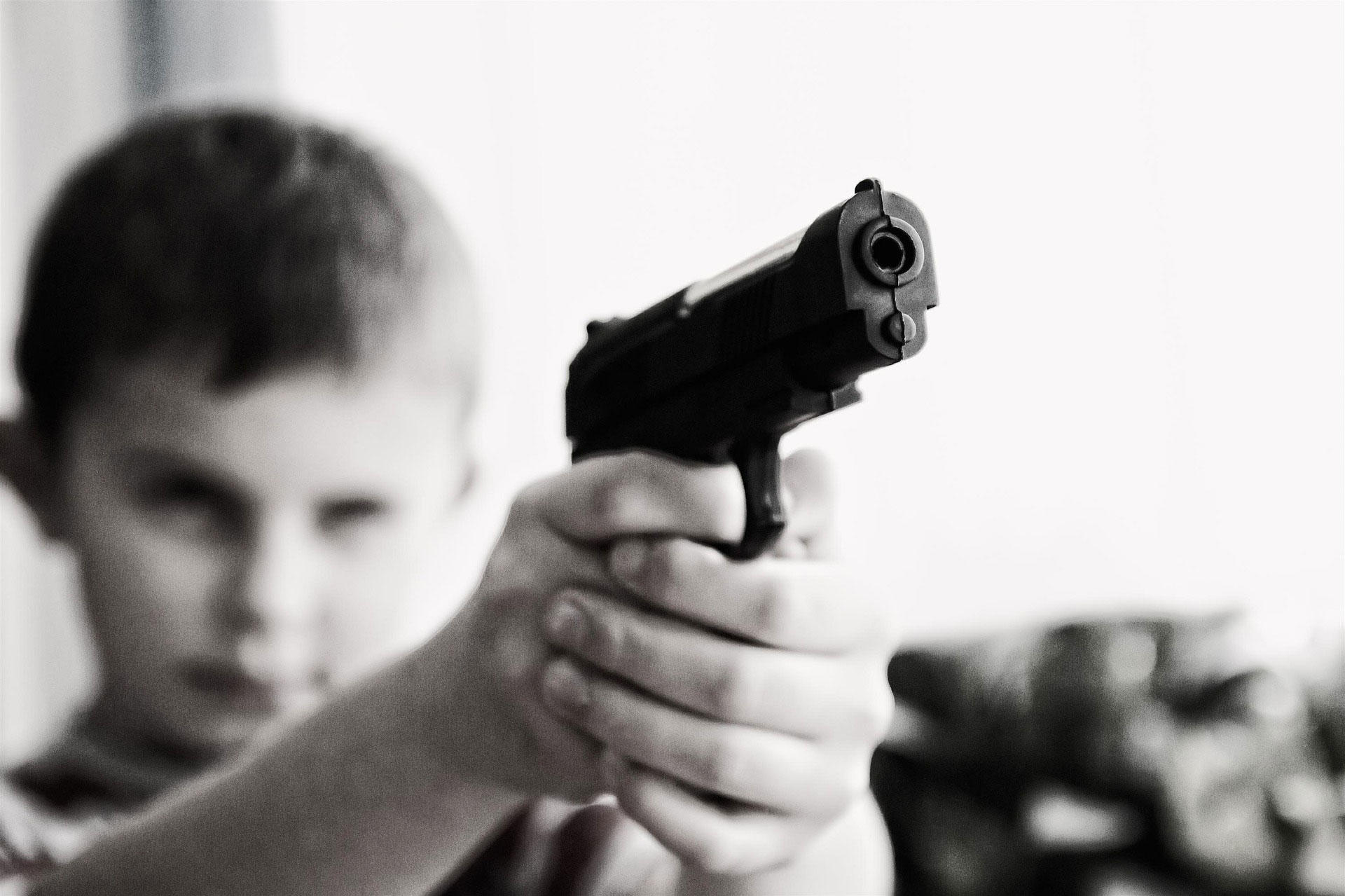 nino con arma Foto nino con arma