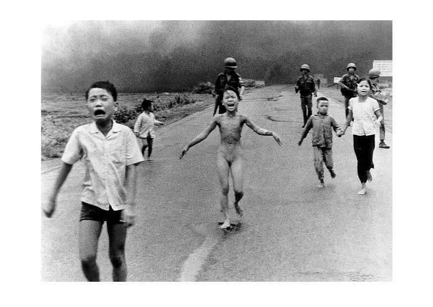 ninos tras el ataque con napalm Foto ninos tras el ataque con napalm