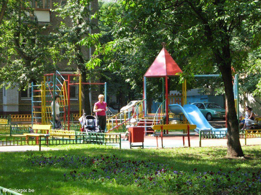 parque de juegos en barrio residencial Foto parque de juegos en barrio residencial