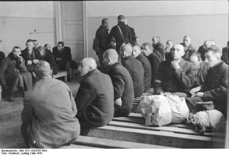 polonia - gueto warschau - hombres esperando Foto polonia - gueto warschau - hombres esperando