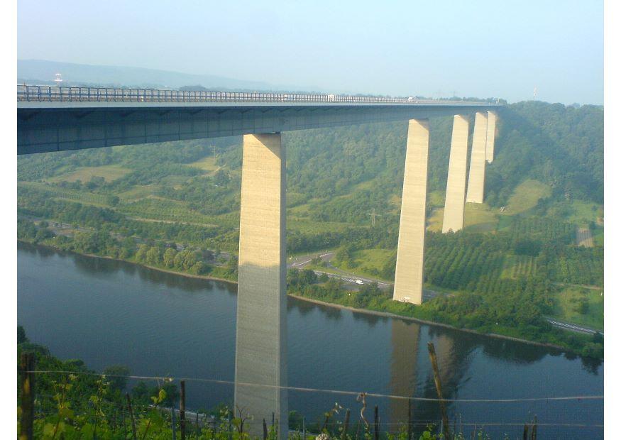 puente sobre el rAo moezel, alemania Foto puente sobre el rAo moezel, alemania