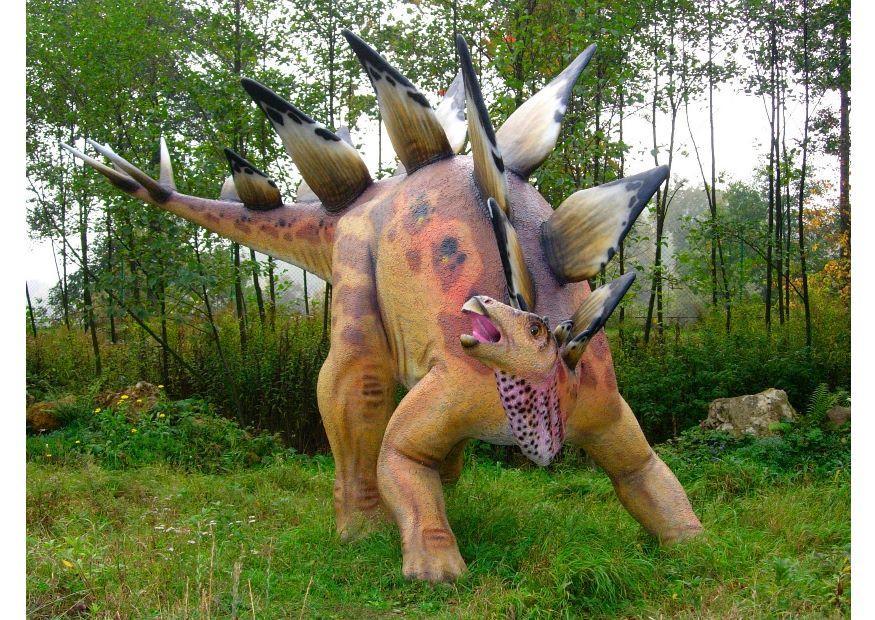 rA©plica de stegosaurus Foto rA©plica de stegosaurus