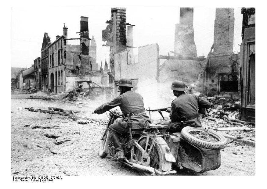 soldados pasando en ruinas - francia Foto soldados pasando en ruinas - francia