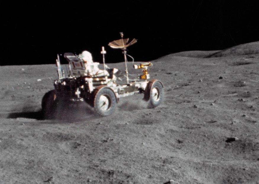 vehAculo en la luna Foto vehAculo en la luna